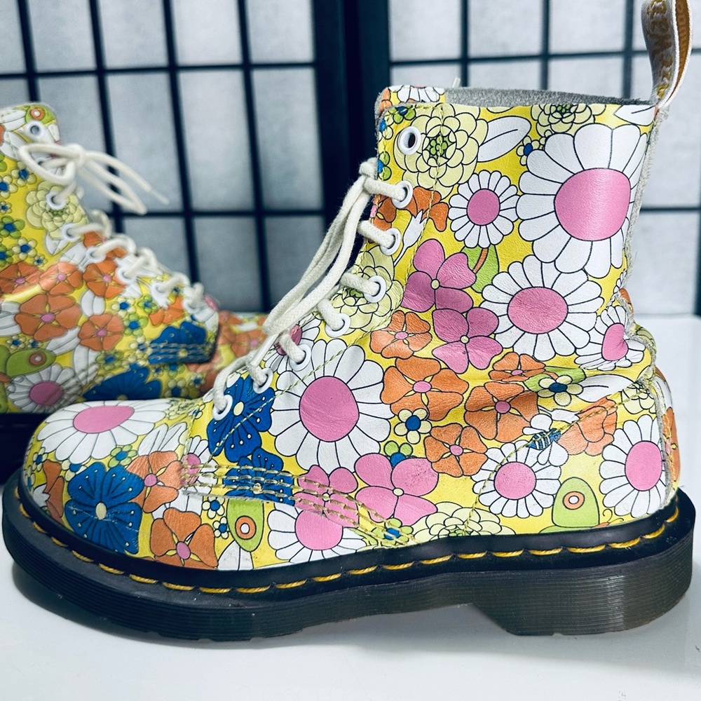Dr. Martens 1460 PASCAL Boots 1960s Daisy Flower Power Design
